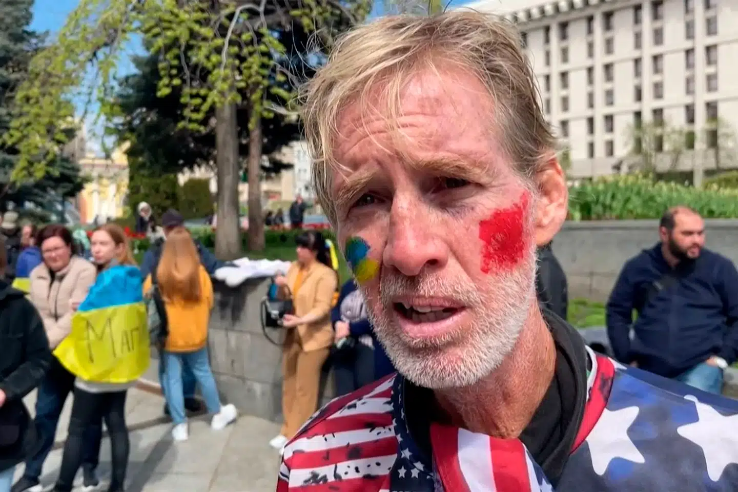 Kombinationen er sprængfarlig. Ryan Westley Routh er sigtet for drabsforsøg mod Donald Trump, og Trumps familie kalder ham en »ukrainsk radikal«. Men sandheden er mere broget. Nu ved vi nemlig, hvad han lavede i Ukraine.