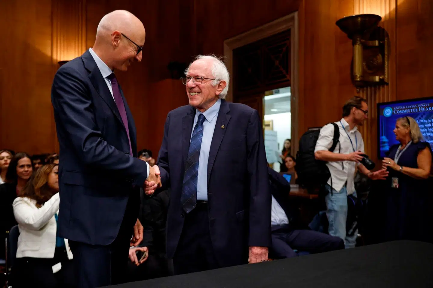 Lars Fruergaard Jørgensen (til venstre) blev først modtaget med smil og håndtryk af Bernie Sanders. Foto: Chip Somodevilla, Scanpix