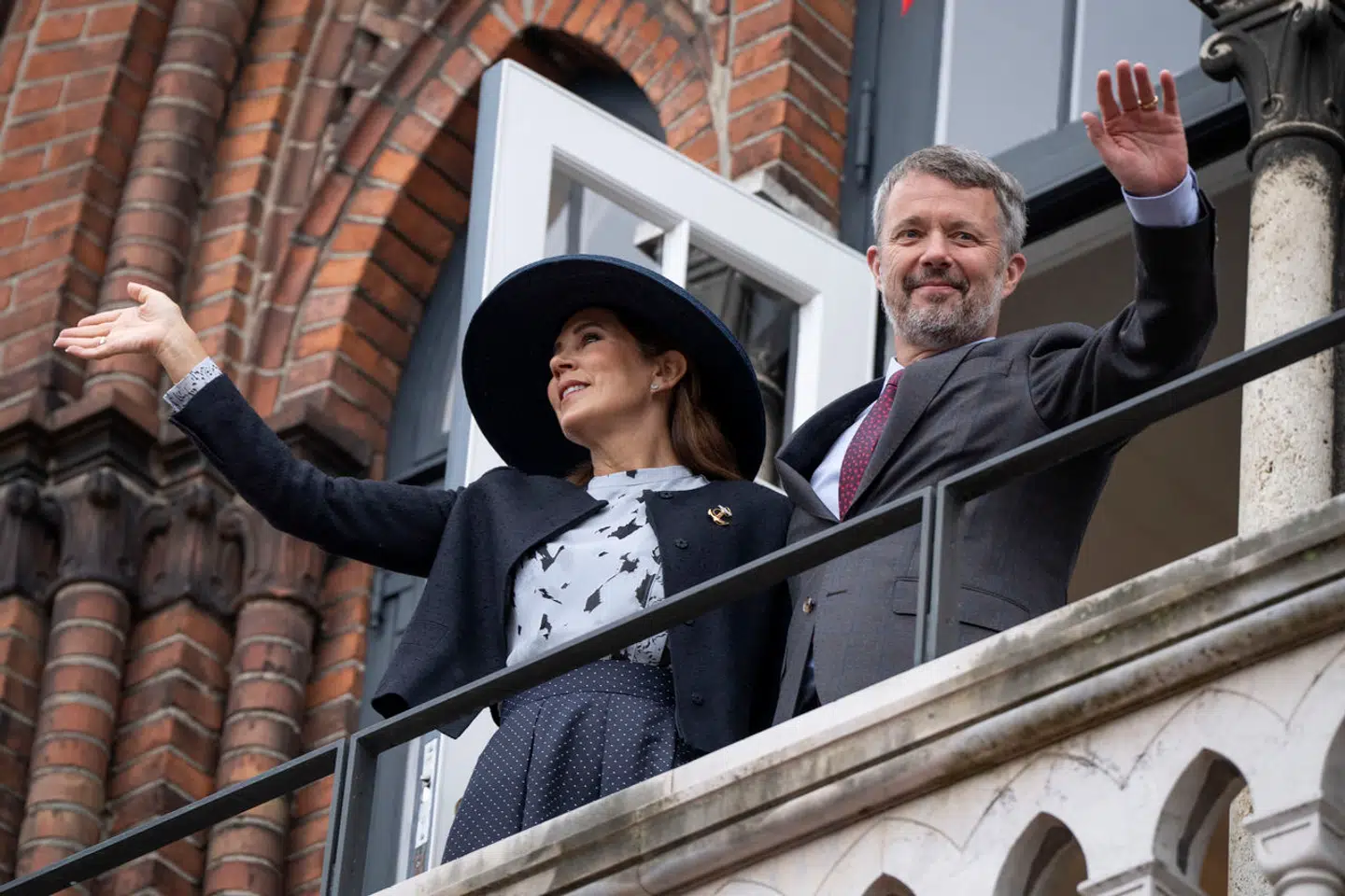 Flere politikere har bedt kong Frederik og dronning Mary om at åbne kong Christian 10.s privatarkiv. Men det er altså allerede ret åbent, lyder det nu.