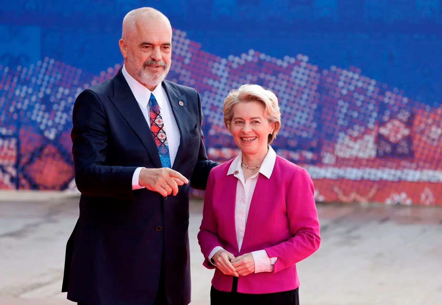 Kritikere mener, at EU ser Albanien som en stabiliserende kraft på Balkanhalvøen, og at EU derfor har valgt at ignorere landets omfattende problemer.