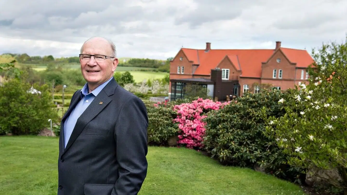 Niels Due Jensen foran sit gods.