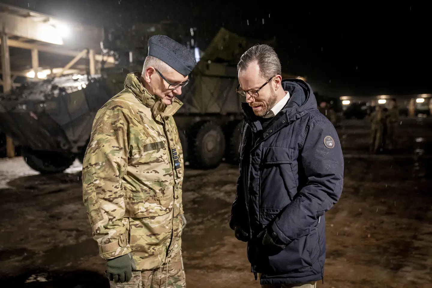 Jakob Ellemann-Jensen besøgte som forsvarsminister de udsendte danske soldater i Letland tilbage i januar 2023 sammen med forsvarschef Flemming Lentfer. Nu vender Ellemann-Jensen snart tilbage, denne gang dog som officer. (Arkivfoto).
