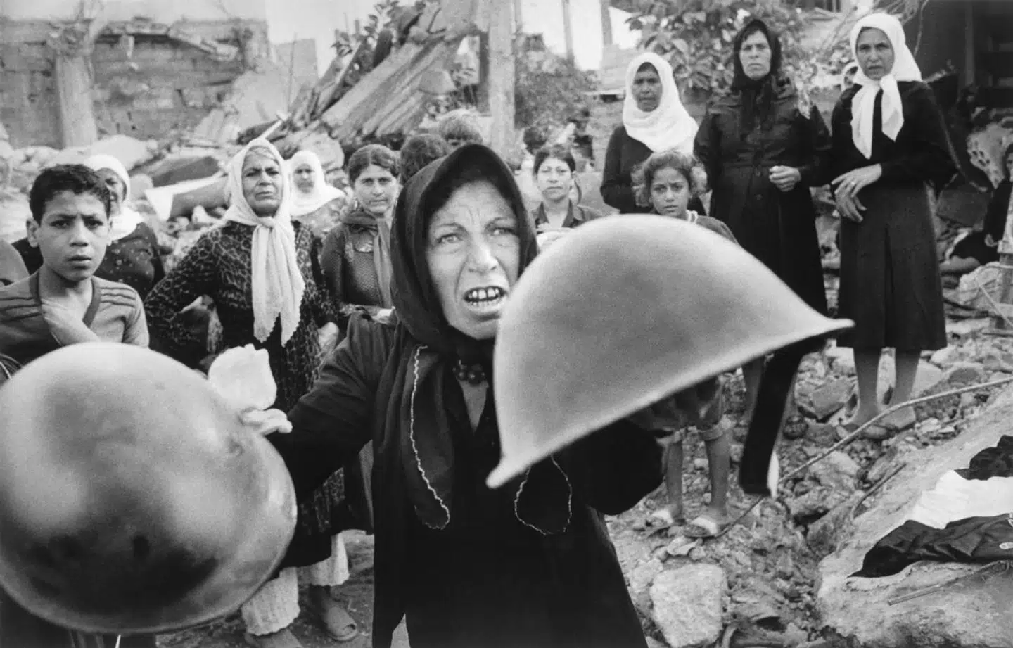 I 1982 invaderede Israel Libanon for at få bugt med PLO. PLO blev fordrevet fra landet. Under invasionen foregik Sabra-Shatila-massakren, hvor mellem 1.300 og 3.500 civile, hovedsageligt palæstinensere og libanesiske shiamuslimer, blev dræbt på to dage. Drabene blev begået af en kristen milits, der blev støttet af den israelske hær. Sabara er et kvarter i Beirut, og Shatila er en flygtningelejr.