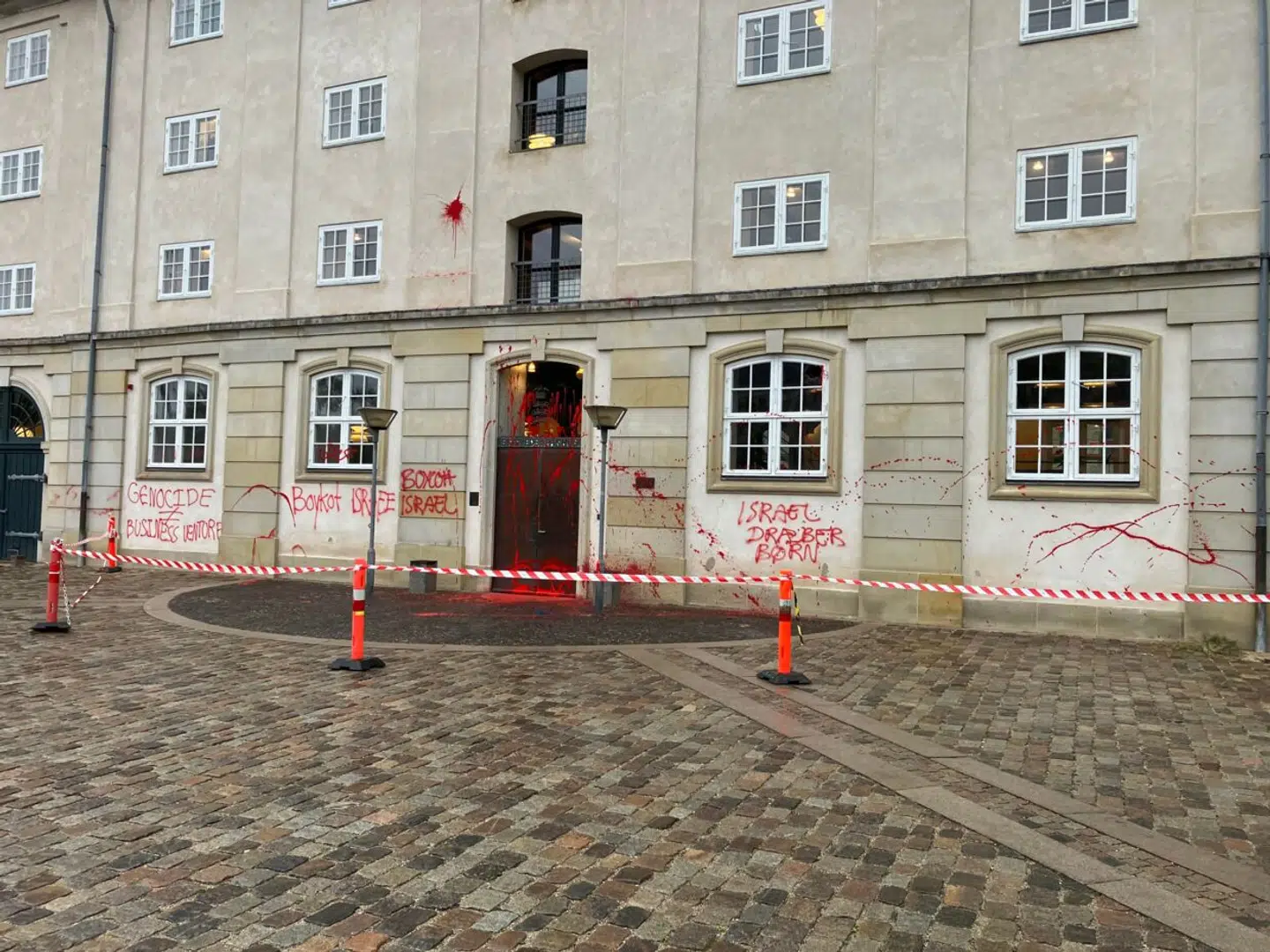 »Israel dræber børn« står malet med rød maling på ministeriets bygninger.