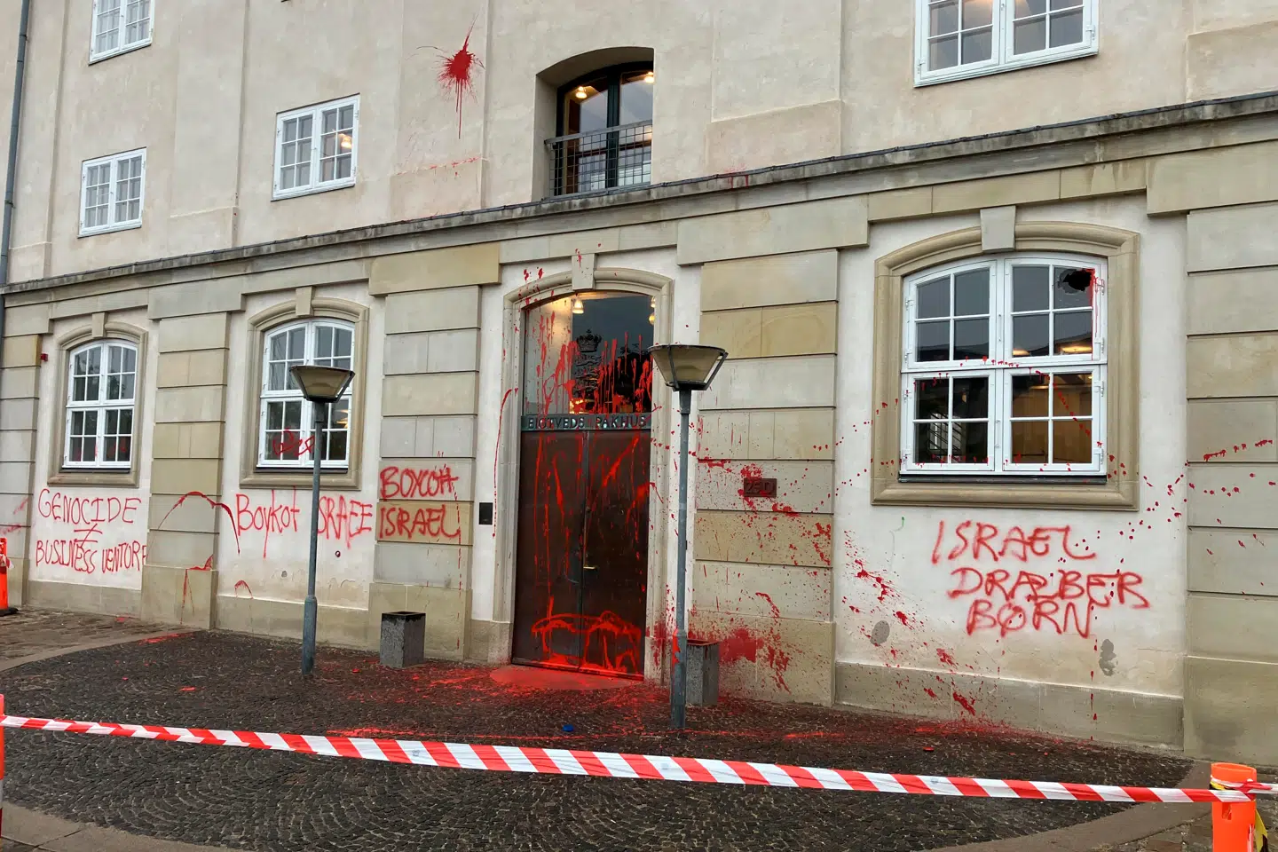 Udenrigsministeriet er blevet udsat for hærværk. Der er foreløbig ingen anholdte i sagen.