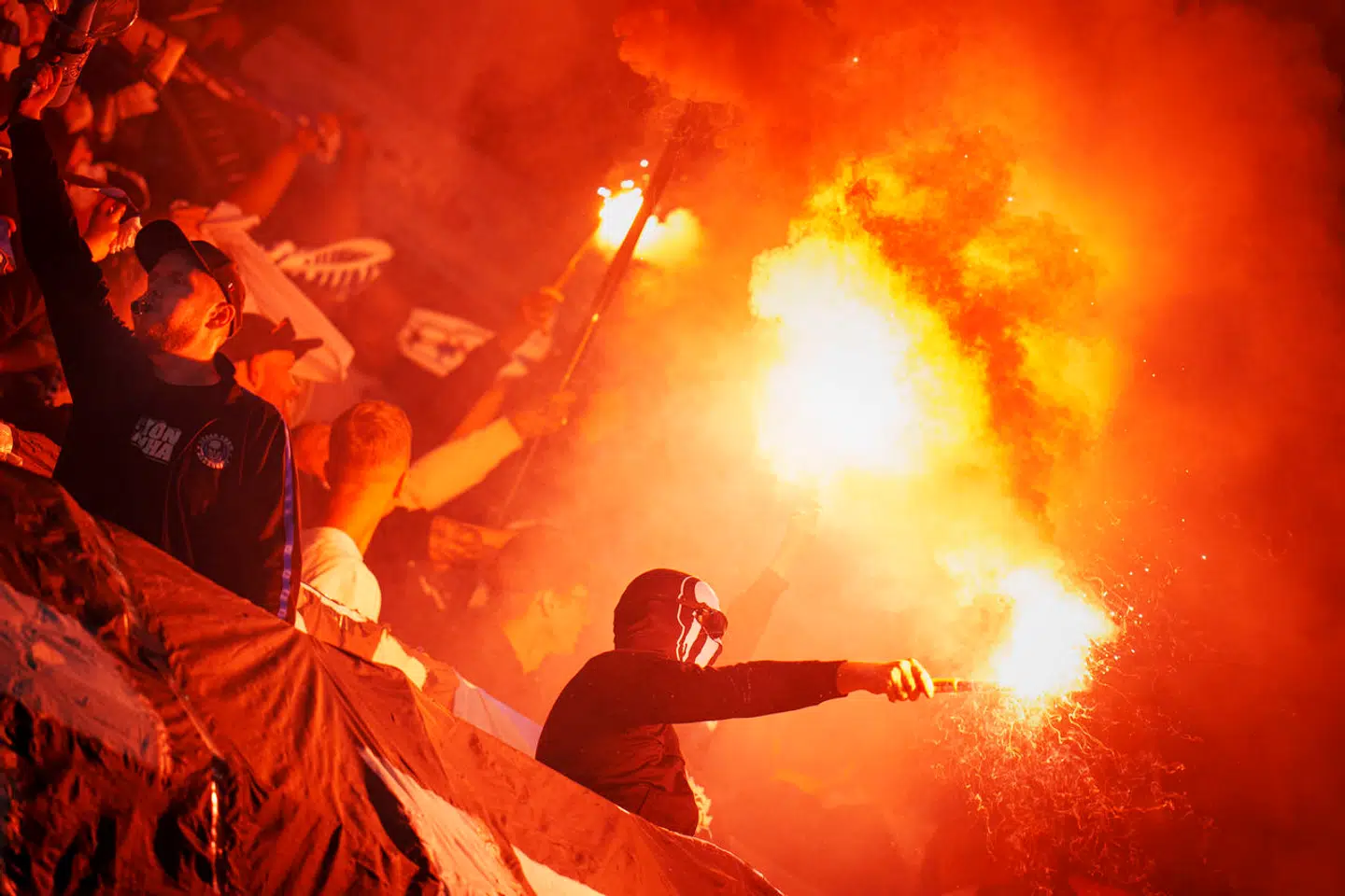 FCKs fans med romerlys under superligakampen mellem FC København og AaB i Parken mandag.