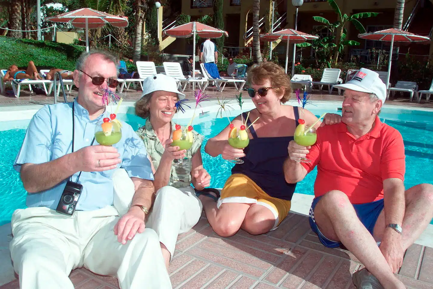 Her ses fire pensionister fra Farum skåle ved poolen på kommunalt betalt ferie. Arkivfoto.