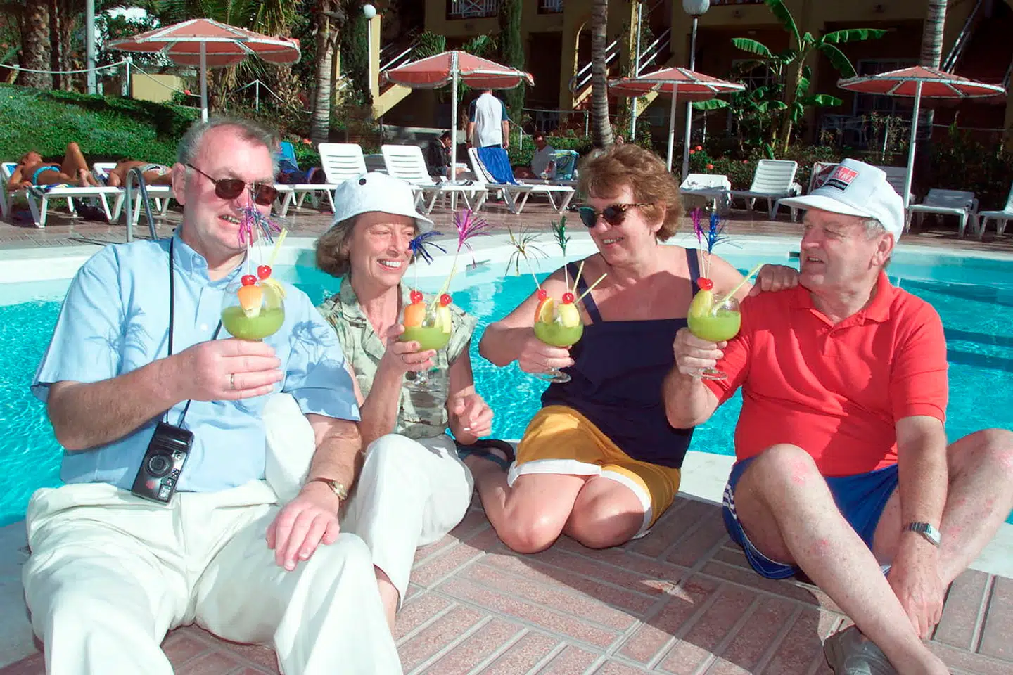 Her ses fire pensionister fra Farum skåle ved poolen på kommunalt betalt ferie. Arkivfoto.