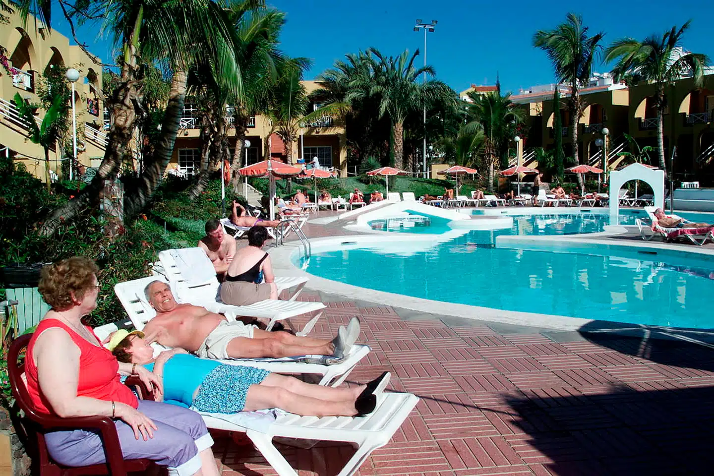 Torsdag morgen rejste de første københavnske pensionister afsted på en kommunalt betalt charterferie. Arkivfoto af pensionister fra Farum på betalt ferie i 2000.