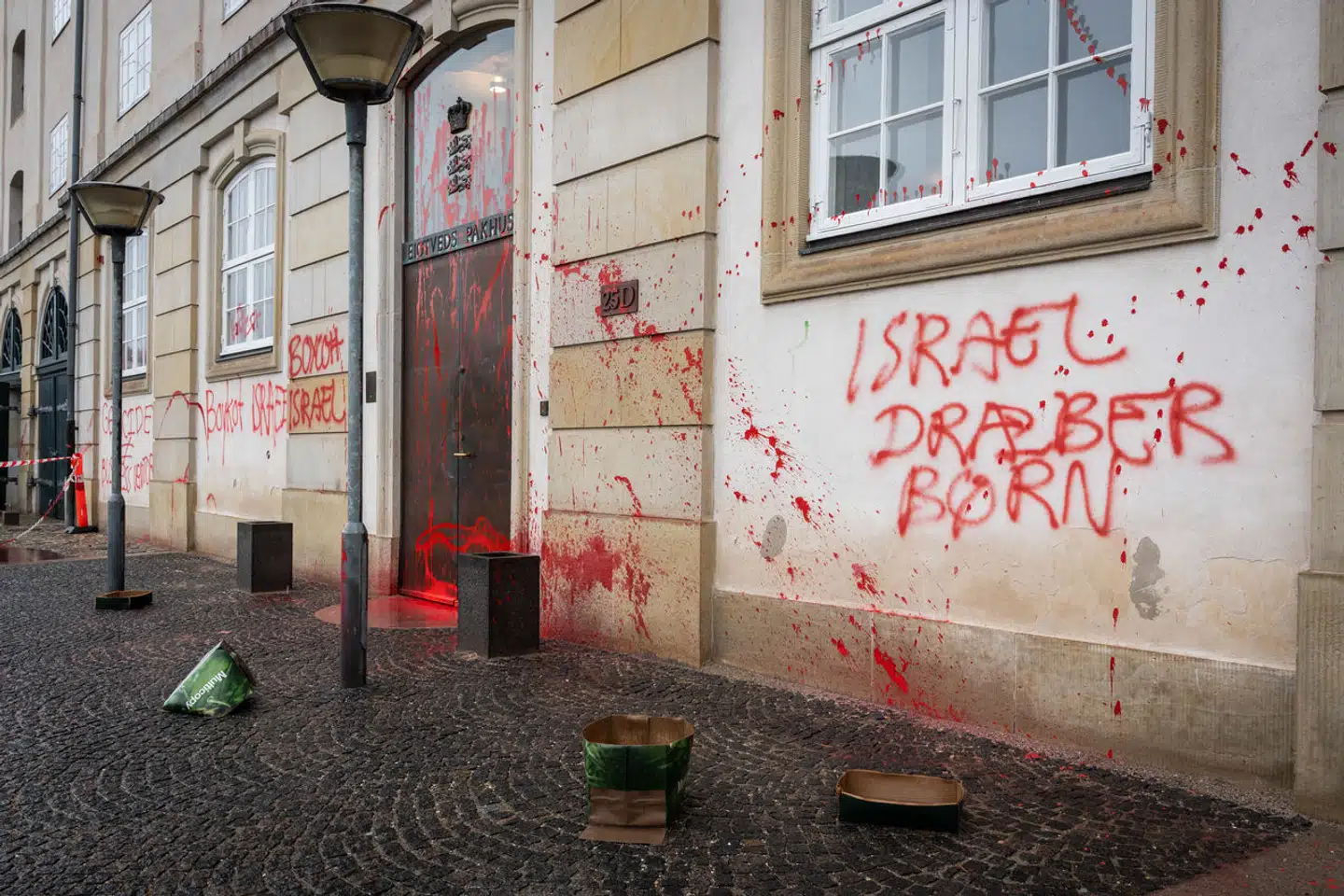 Rød maling kastet mod Udenrigsministeriets bygning Eigtveds Pakhus. Foto: Emil Nicolai Helms, Scanpix
