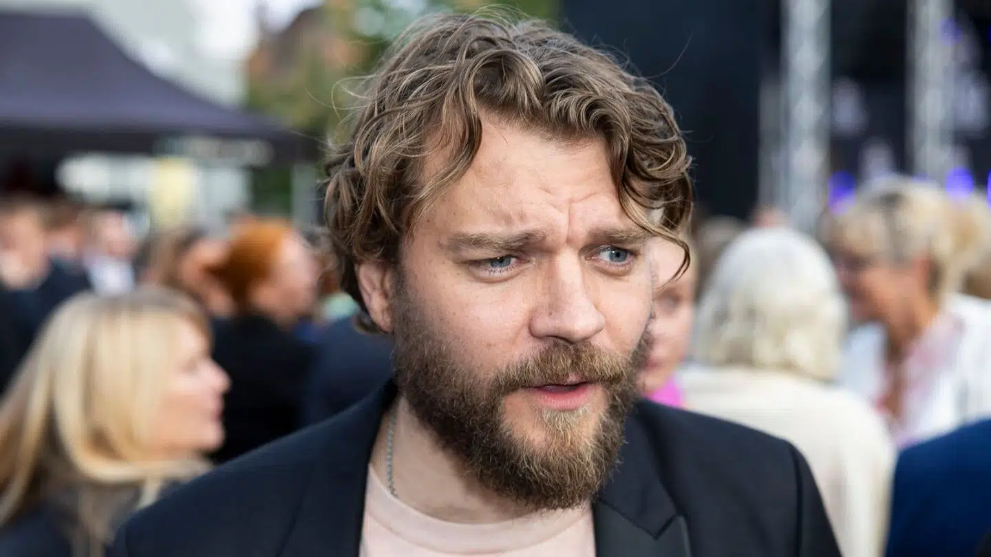 Pilou Asbæk har givet en uforbeholden undskyldning, hvor han forklarer, at han for naivt deponerede sine dyreetiske forpligtelser hos værterne til middagen.