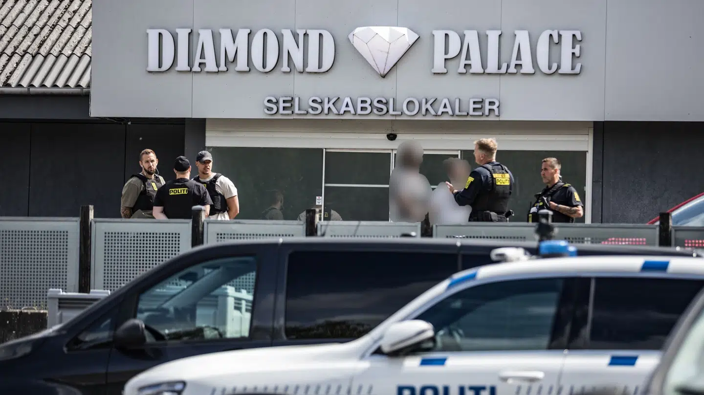 Politiet er til stede i området omkring Frederiksundsvej og Kobbelvænget med adskillige patruljer og helikopter søndag. Politiet har aflyst en planlagt fest.