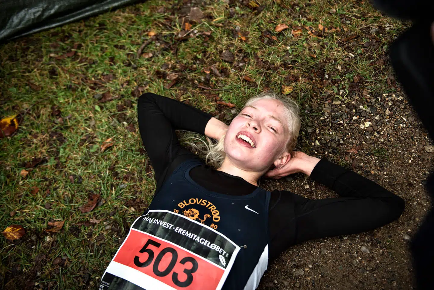 Rekordpigen Anna Emilie Møller kastede sig i jorden efter sit fantomløb på den 13,3 kilometer lange distance gennem dyrenes skov i tiden 43.45