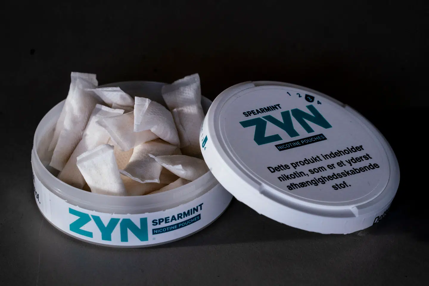 Både Københavns Kommune og sundhedsministeren vil sætte ind mod unges forbrug af nikotinposer.