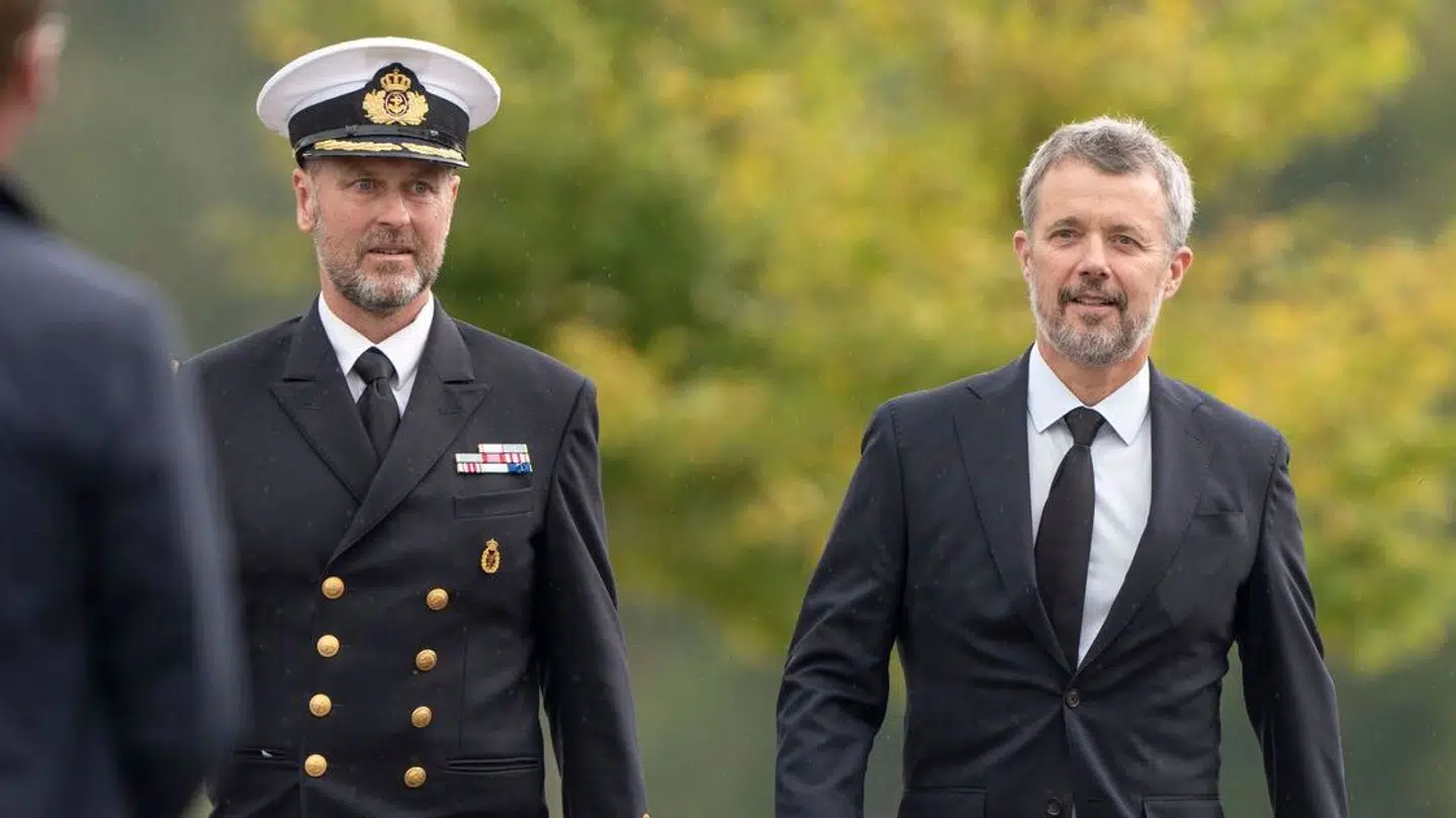 Kong Frederik fulgtes med sin jourhavende adjudant, orlogskaptajn Christian G. H. Meinertz.