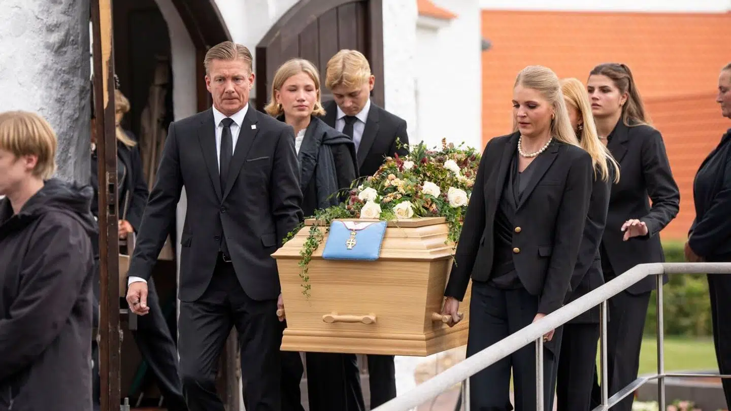 Niels Due Jensen søn, Poul Due Jensen (tv) var med til at bære kisten.