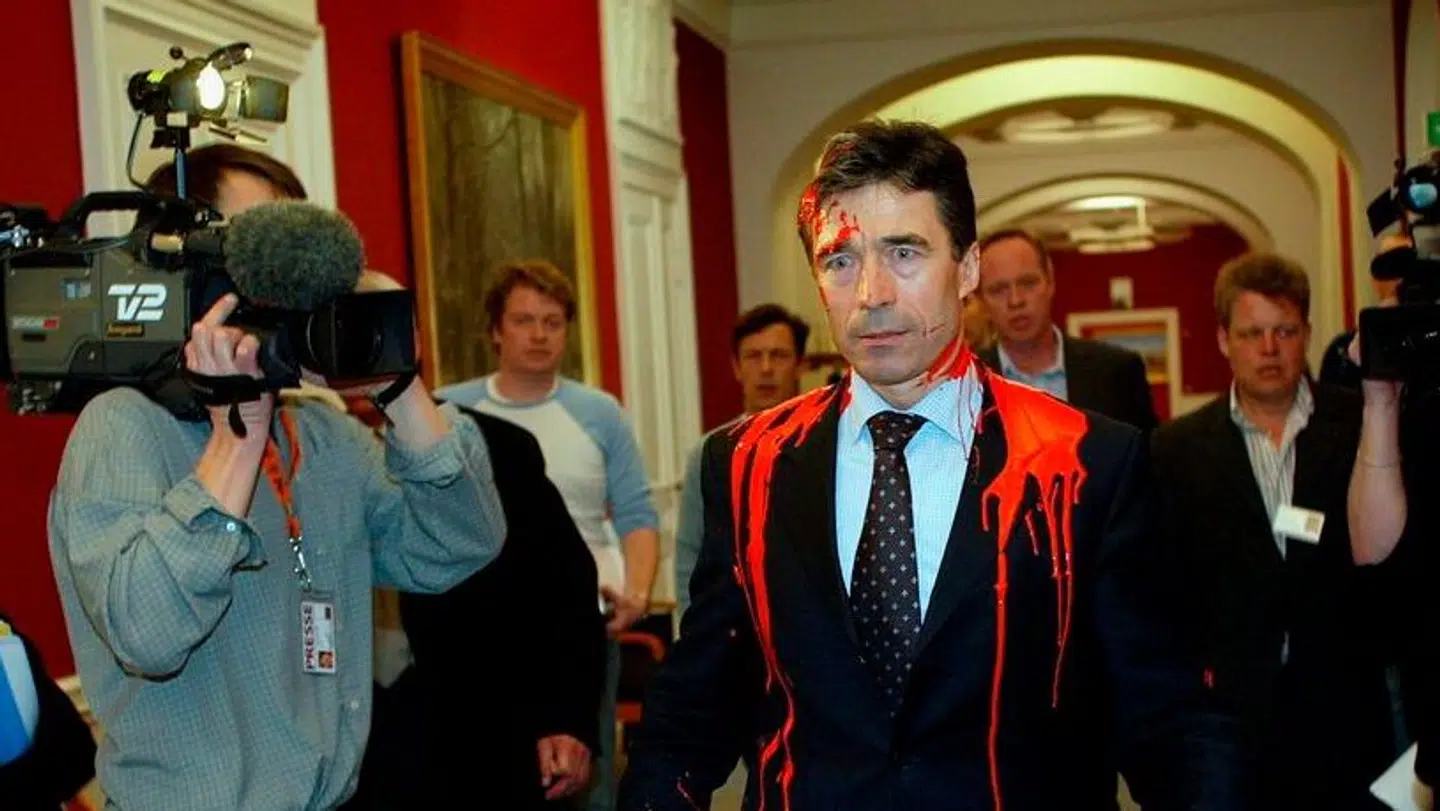 Tidligere statsminister Anders Fogh Rasmussen (V) blev i marts 2003 overfaldet af en aktivist fra Globale Rødder som protest mod regeringens holdning til Irak-krisen. Aktivisten sprøjtede statsministeren til med rød maling, og blev straks ført bort, mens han råbte til Fogh: "Du har blod på hænderne".