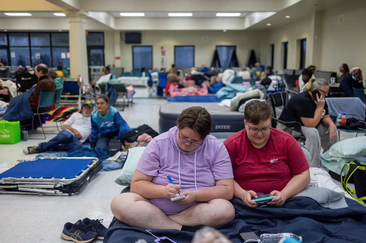 Billede fra skolen Lincoln High School i byen Tallahassee i Florida, hvor borgere opholder sig efter evakueringer. Her venter de på, at orkanen Helene rammer staten.