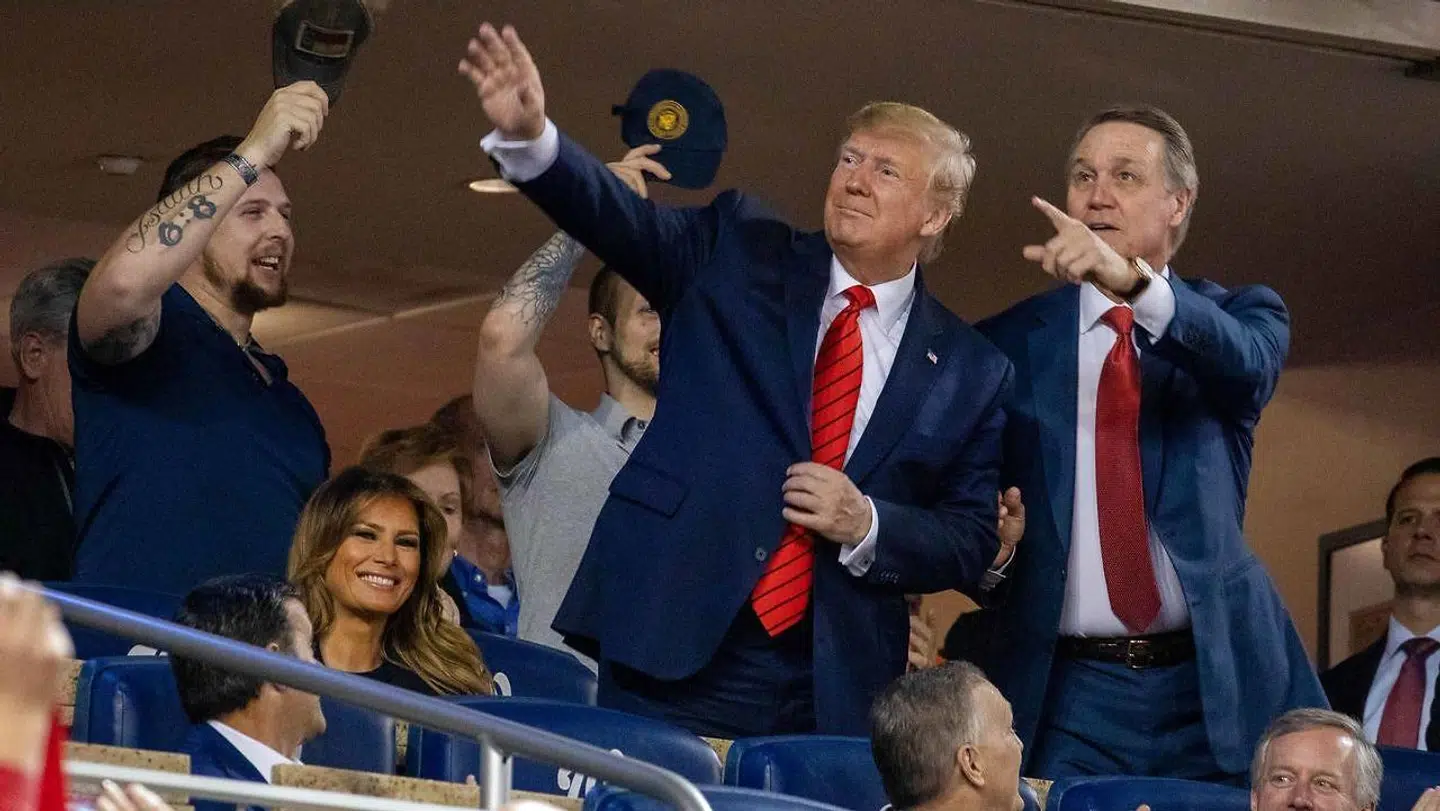 Donald Trump og senator David Perdue (højre) samt Melania Trump (siddende til venstre) under baseball-kampen.