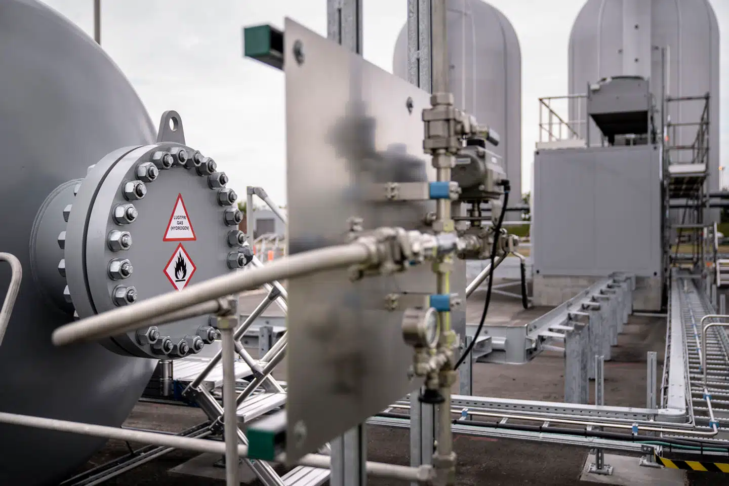 Danske selskaber som her energikoncernen Ørsted på Avedøreværket har satset på at blive førende producenter af grøn brint. Men markedet er slet ikke blevet så stort, som det så ud til.
