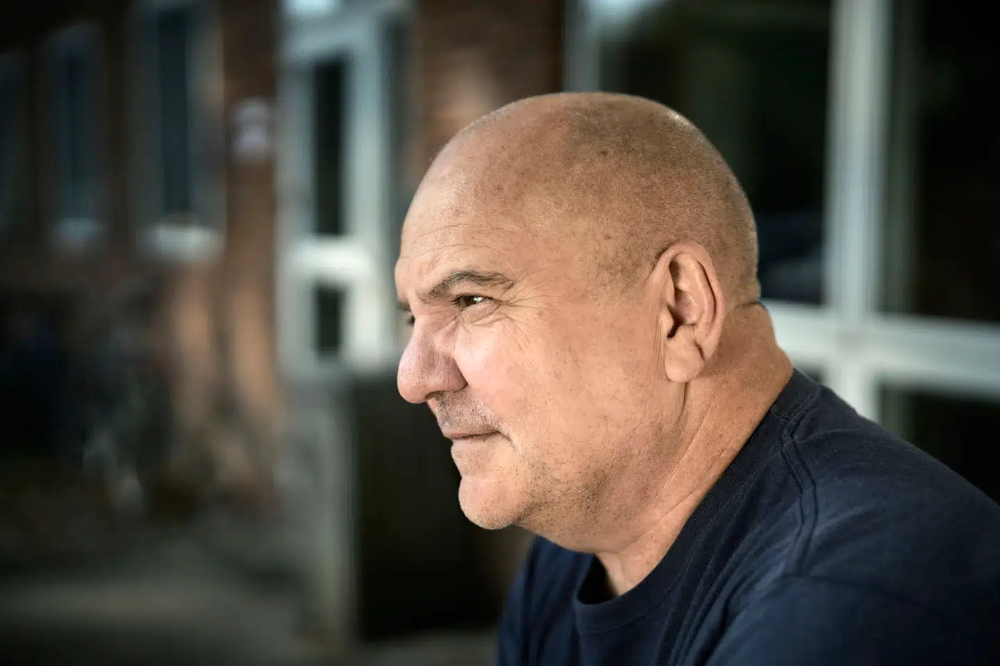 Skolelærer på Hummeltofteskolen Jens Hareskov Christensen kræver svar fra regeringen efter millionbesparelser.