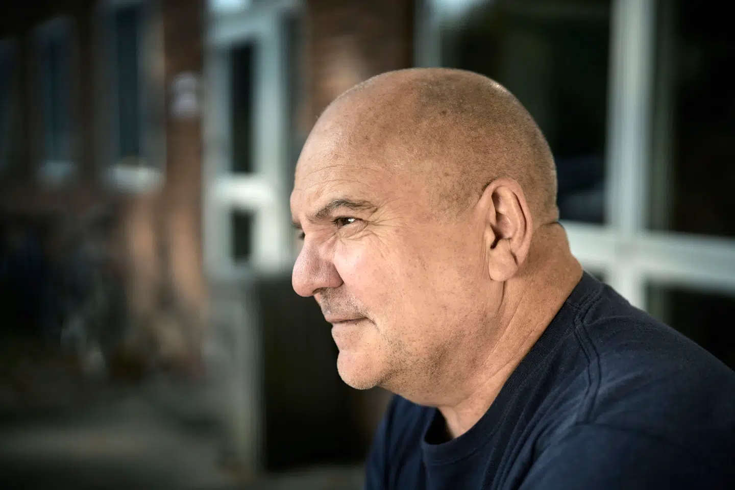 Skolelærer på Hummeltofteskolen Jens Hareskov Christensen kræver svar fra regeringen efter millionbesparelser.