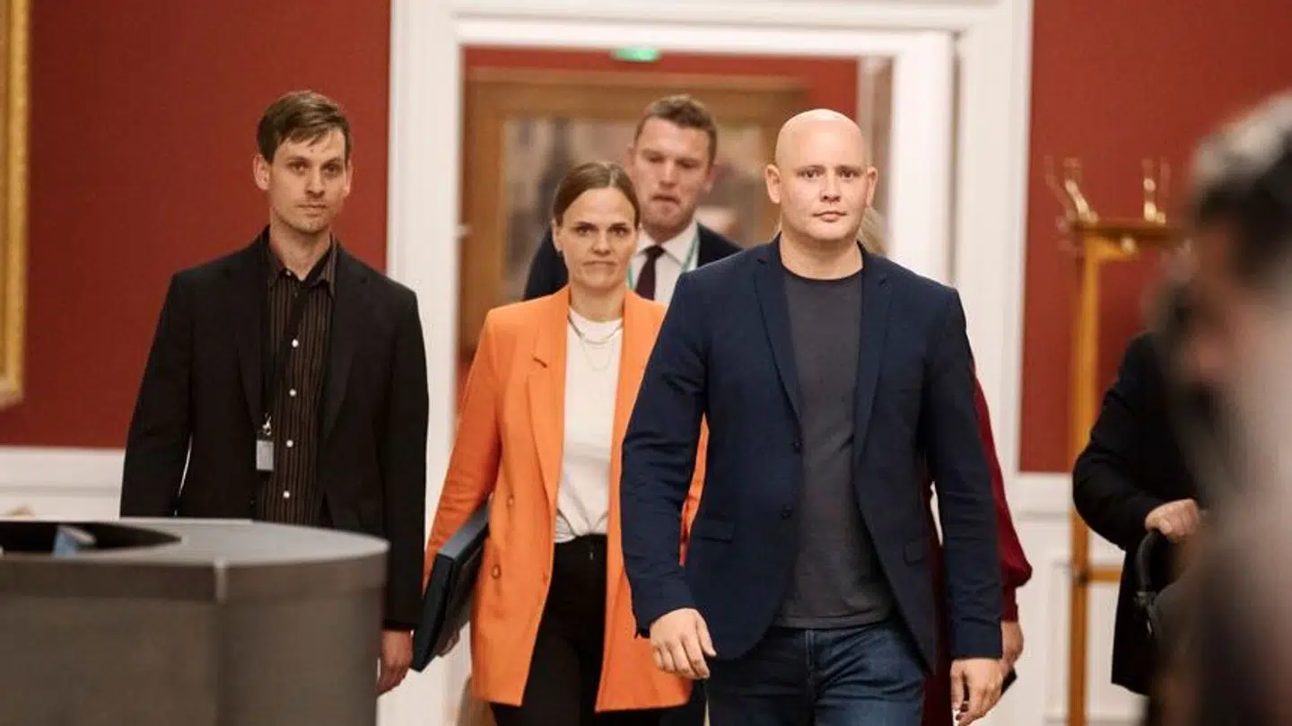 Jakob Engel-Schmidt (M) og Caroline Stage Olsen (M) ankommer til Moderaternes gruppemøde på Christiansborg tirsdag den 24. september 2024.