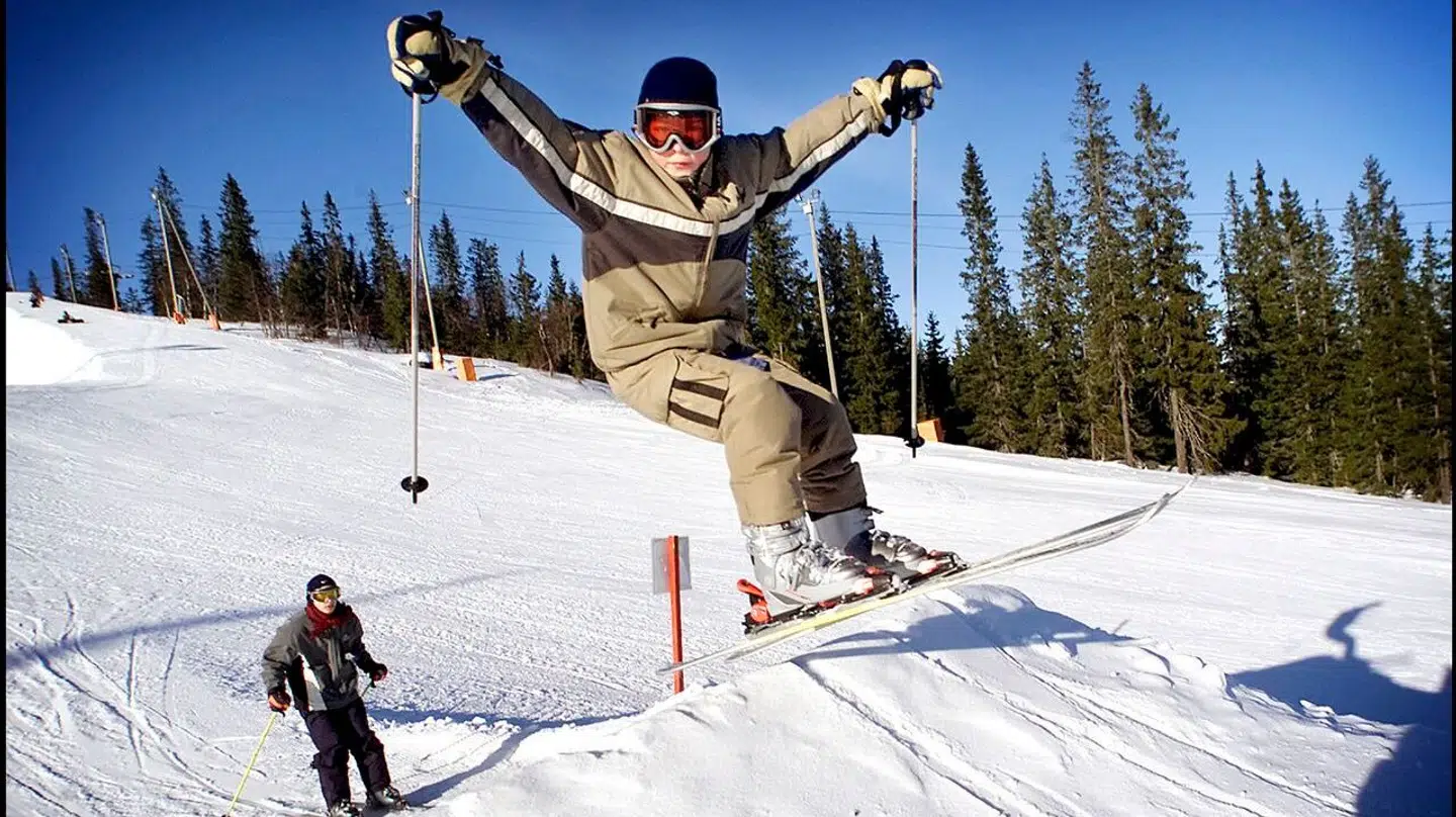 Her ses en turist på ski i Trysil i Norge.