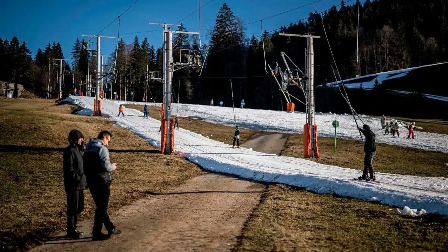 Her ses, hvordan turister på et fransk skisportssted sidste år manglede sne.