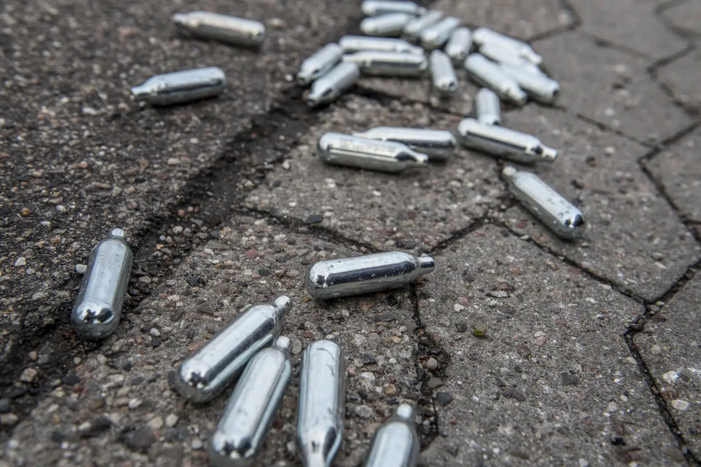 I flere år er lattergaspatroner blevet misbrugt som rusmiddel. Minister vil snart præsentere forslag om at sidestille kørsel, imens man er påvirket af lattergas, med narkokørsel. (Arkivfoto).