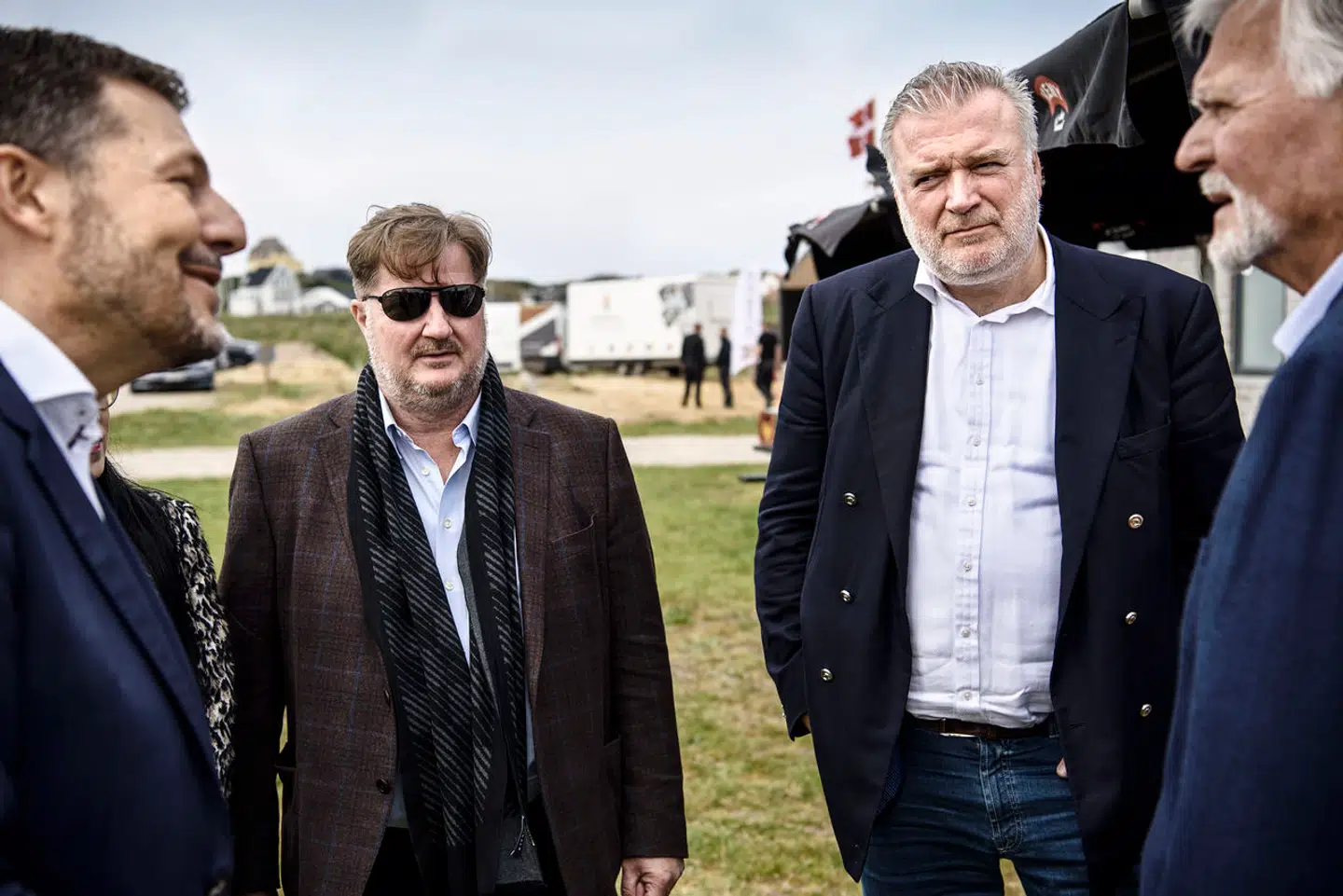 Lars Seier sammen med Erik Skjærbæk (med solbriller), der begge er storaktionærer i Parken Sport & Entertainment, som blandt andet ejer fodboldholdet FCK.