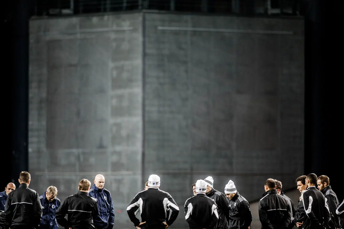 FCK-træning i Parken i 2013 foran et af de fire tårne, der i dag bruges til kontorer.