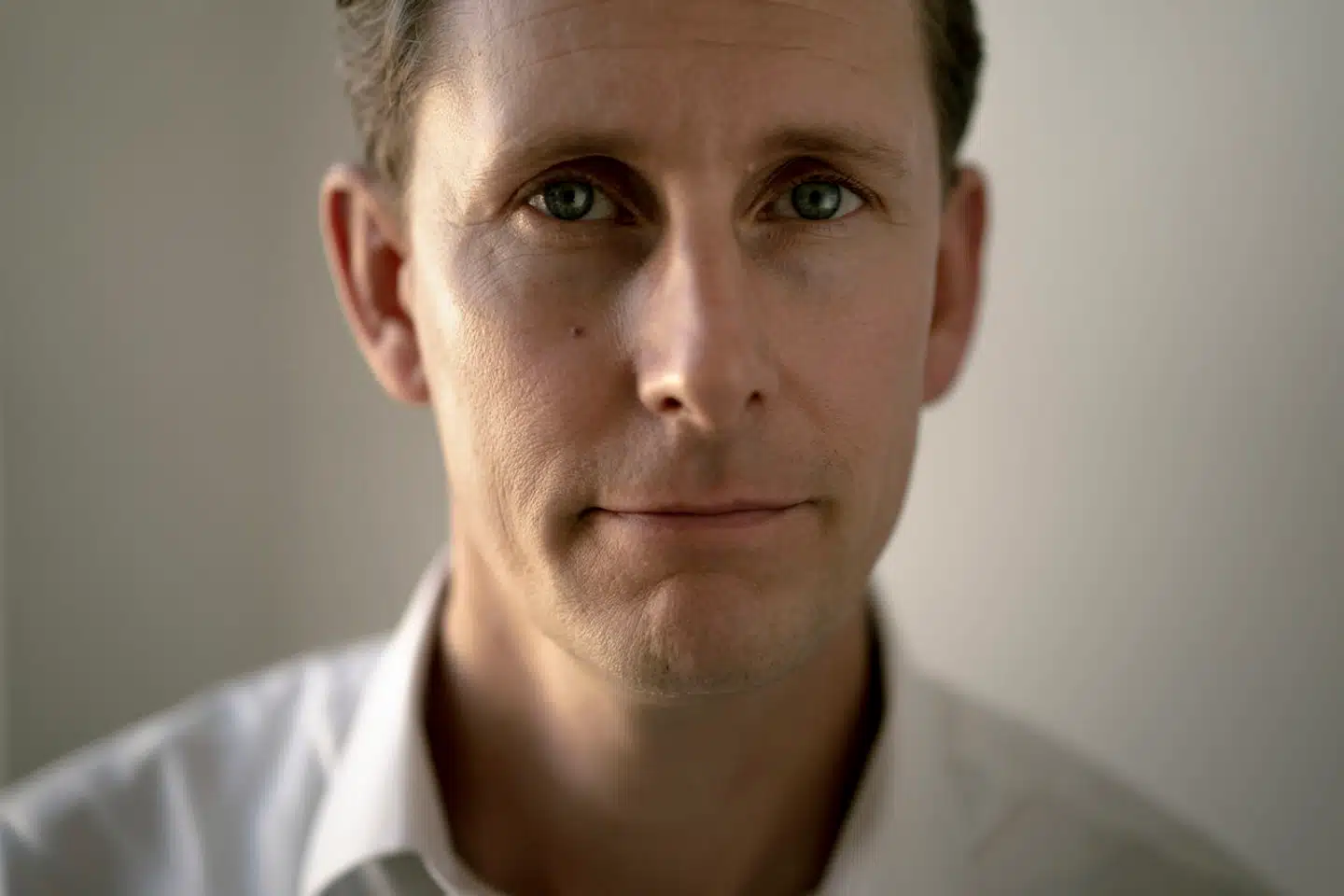 Administrerende direktør for Capio Privathospitaler Christian Høngaard fortæller, at den pågældende medarbejder blev bortvist efter episoden i 2023. »Vi er ulykkelige over det forløb og de oplevelser, de to pågældende patienter har haft,« siger han.