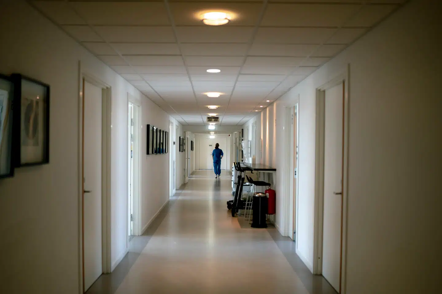 En anæstesisygeplejerske, der er blevet bortvist fra privathospitalet Capio, skal mandag for retten anklaget for voldtægt og blufærdighedskrænkelser mod to kvinder, der lå til opvågning efter narkose.