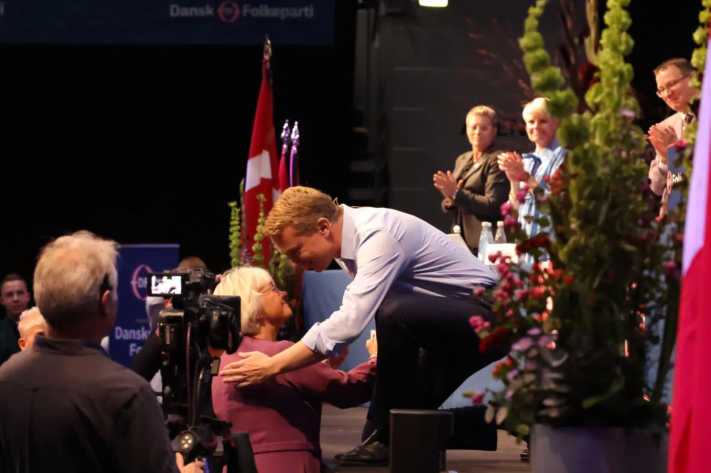 Partistifter Pia Kjærsgaard og DF-formand Morten Messerschmidt hilste på hinanden til partiets årsmøde i Næstved lørdag.