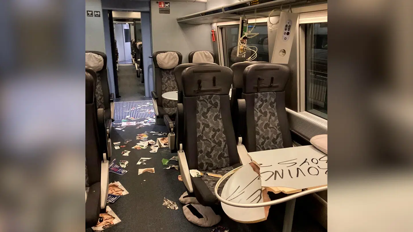 En gruppe fodboldfans udsatte et regionalt tog for hærværk fredag aften efter en førstedivisionskamp mellem OB og Kolding.