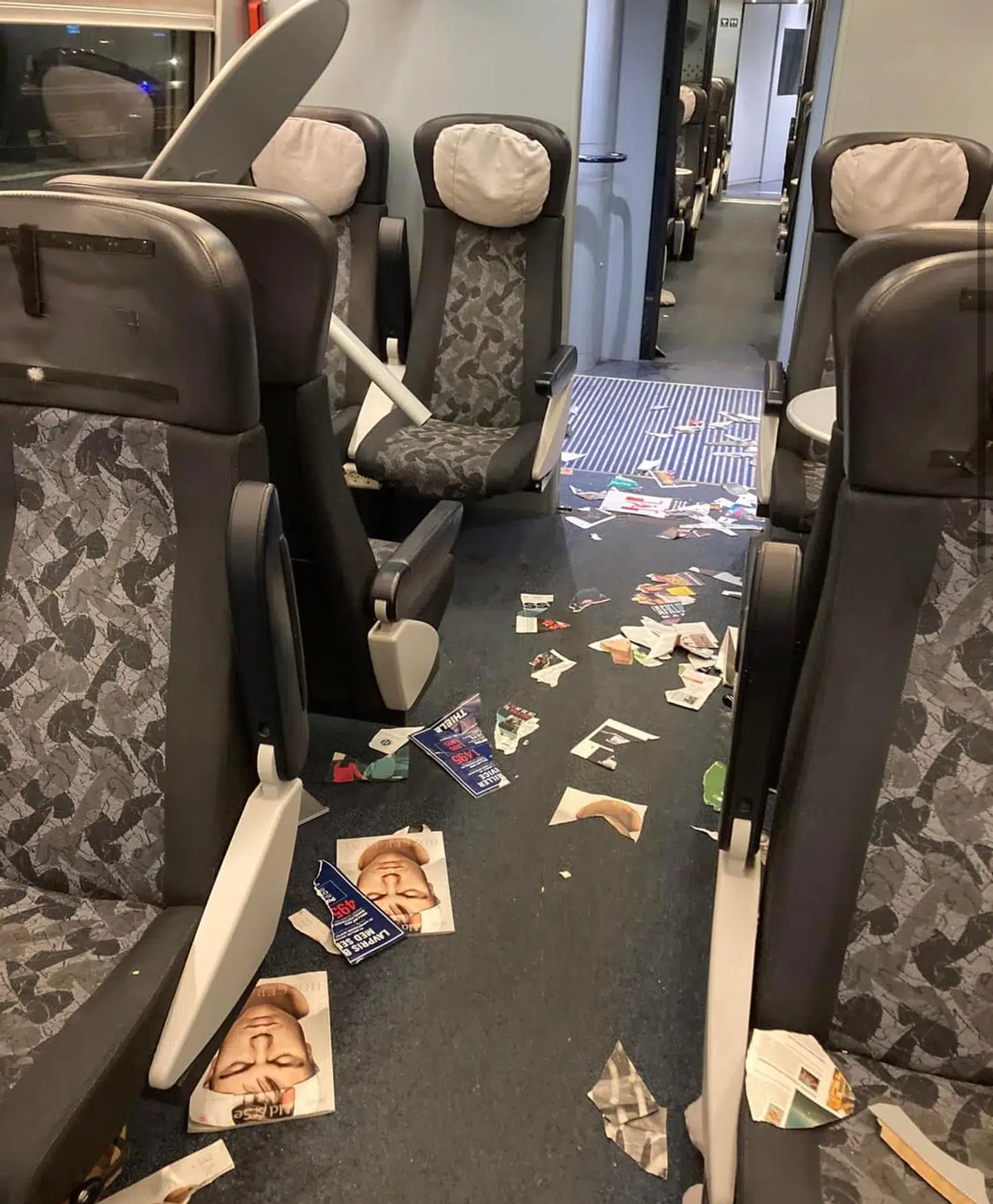 Splittede magasiner og ødelagte borde var alt, der var tilbage i vognen.