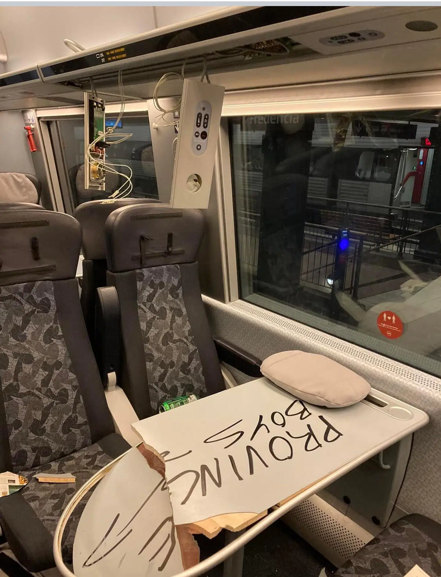 Sådan så det ud, efter fodboldfansene var smuttet.