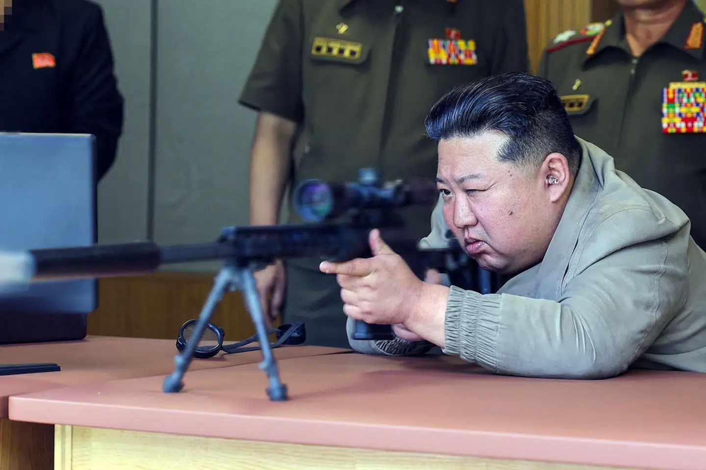 Nordkoreas leder, Kim Jong-un, har opbygget et nært forhold til Ruslands præsident, Vladimir Putin. Han advarer nu USA og Vesten mod at provokere Rusland med støtte til Ukraine i krigen mellem de to. (Arkivfoto).