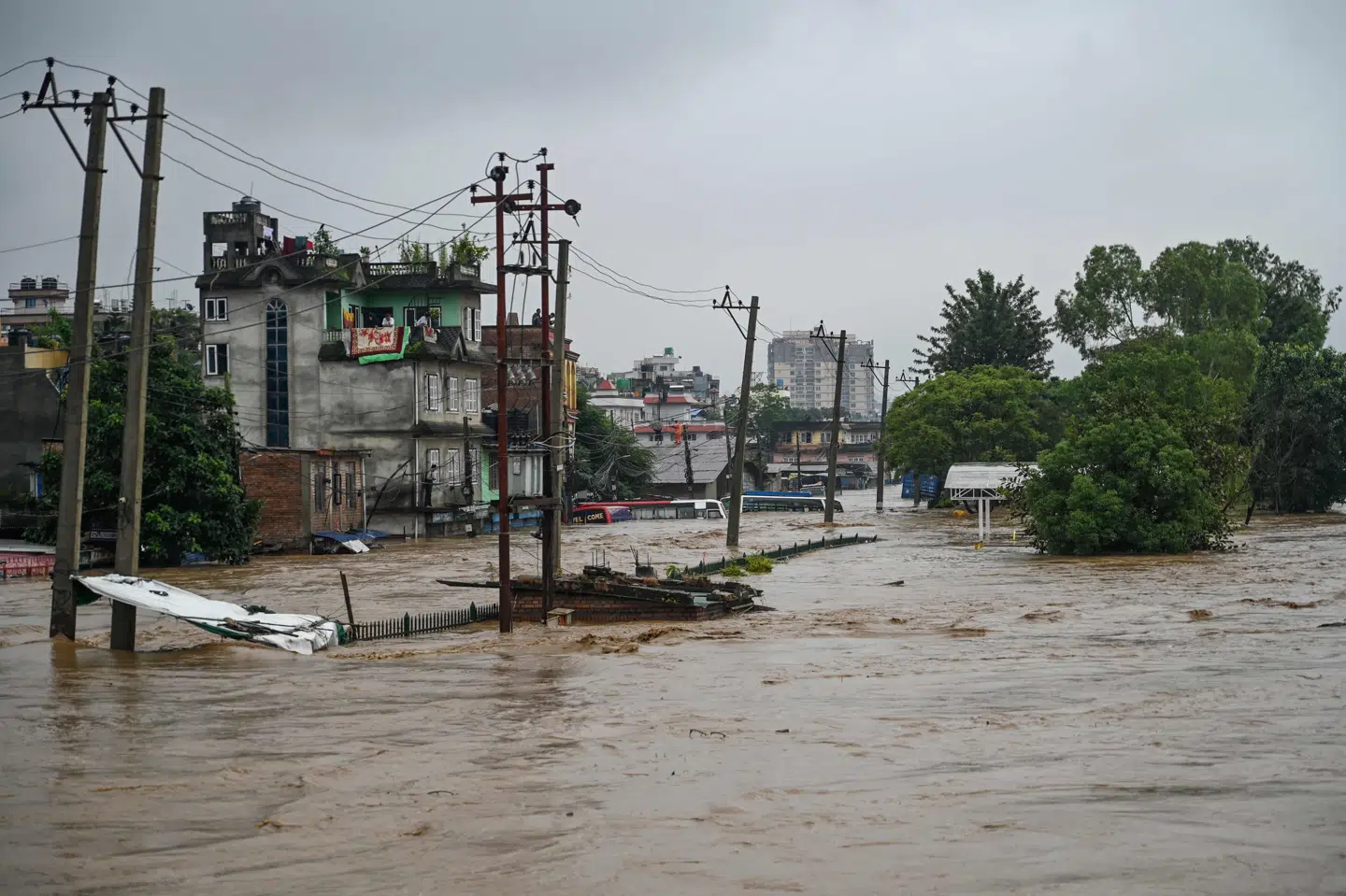 Bagmati-floden i Kathmandu er flere steder løbet over sine bredder.
