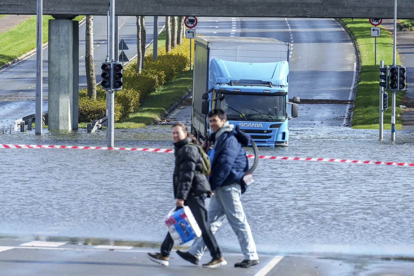 Et ualmindeligt kraftigt regnvejr gav fredag og lørdag problemer i trafikken i Esbjerg og Vejle.