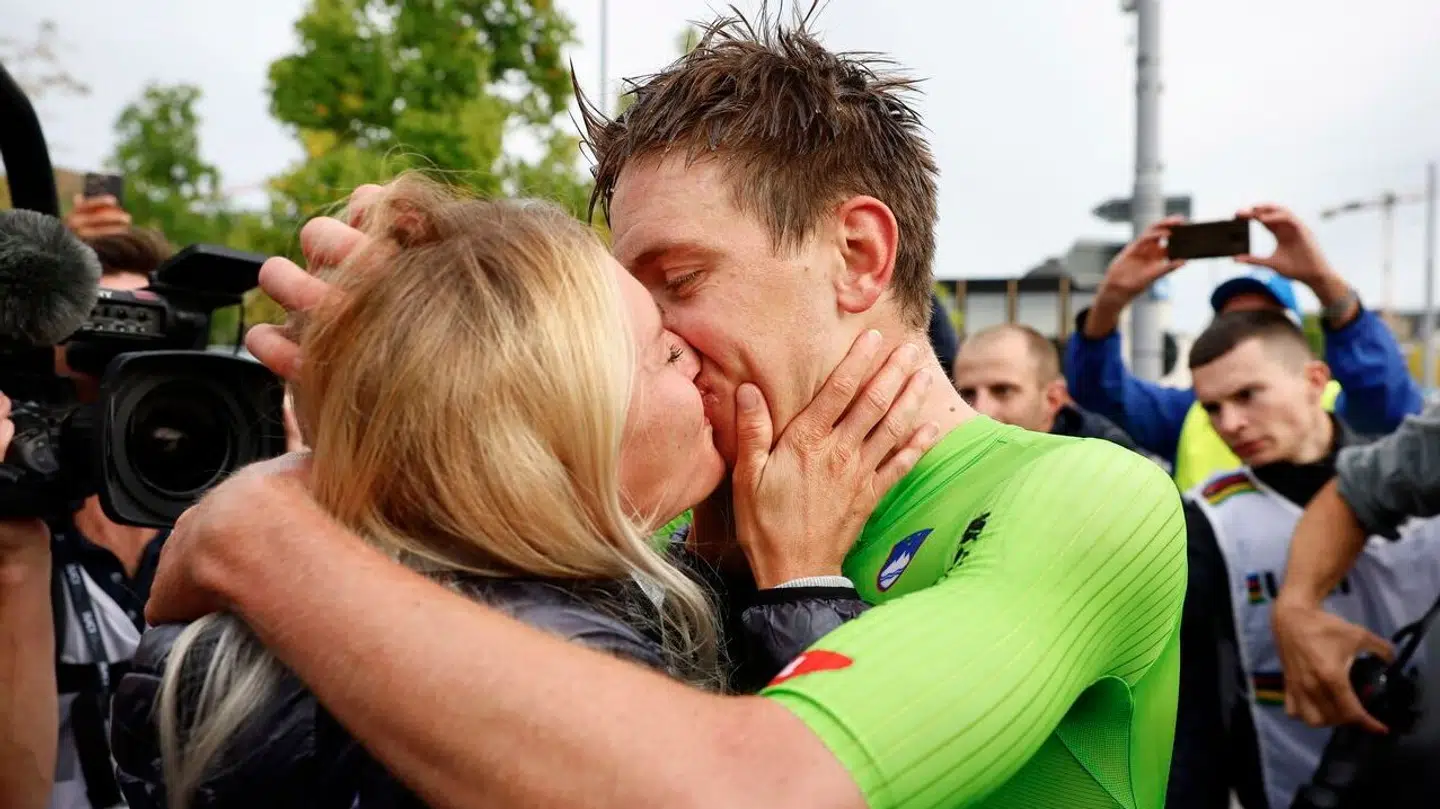 Pogacars kæreste Urska Zigart var hurtigt klar til at fejre triumfen.