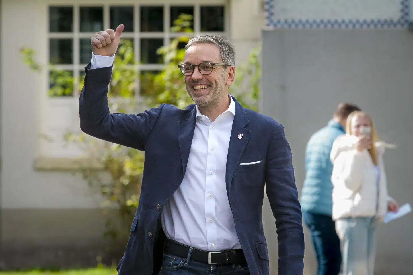 Herbert Kickl, der er leder af det østrigske Frihedsparti (FPÖ), gav en tommelfinger opad, da han tidligere søndag ankom til et valgsted i byen Purkersdorf for at stemme.