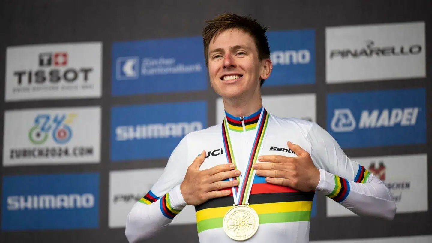 Tadej Pogacar skal køre i regnbuetrøjen det næste år.