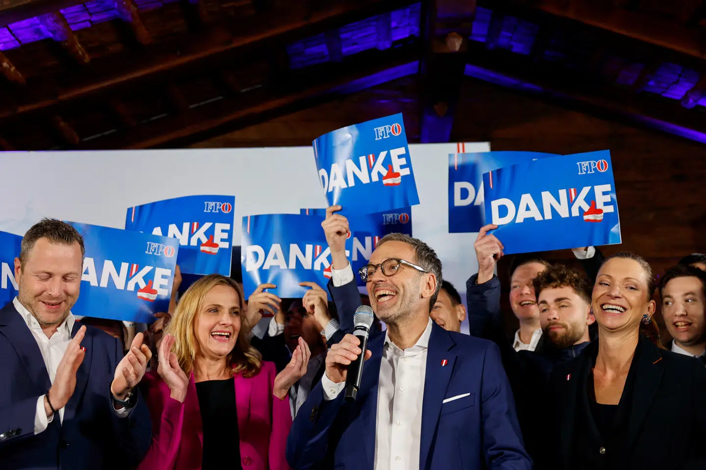 Lederen af Frihedspartiet (FPÖ), Herbert Kickl (i midten), fester med sine partifæller i Østrigs hovedstad, Wien. For første gang er Frihedspartiet blevet det største parti ved et parlamentsvalg i Østrig.