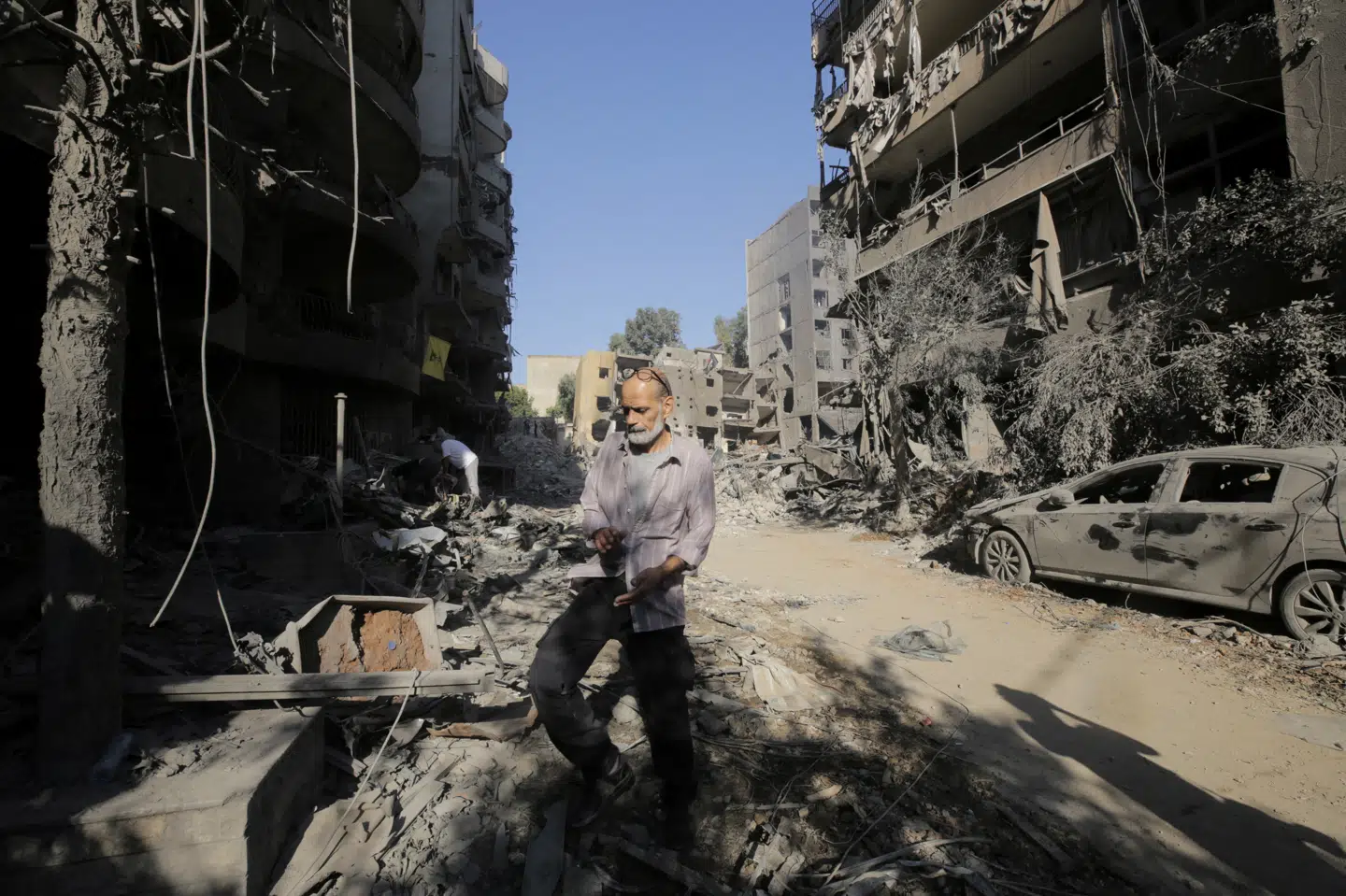 En mand går gennem murbrokkerne i Beiruts sydlige forstæder søndag to dage efter det luftangreb, der dræbte Hizbollah-leder Hassan Nasrallah.