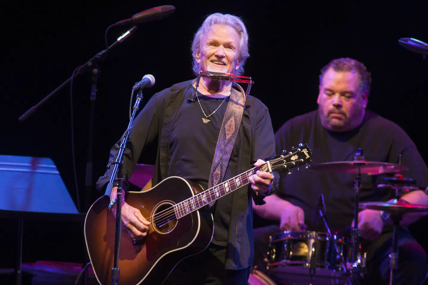 Kris Kristoffersen giver her koncert i Lancaster i den amerikanske delstat Pennsylvania. Som så ofte før var han bevæbnet med harmonika og sin Gibson Hummingbird-guitar.
