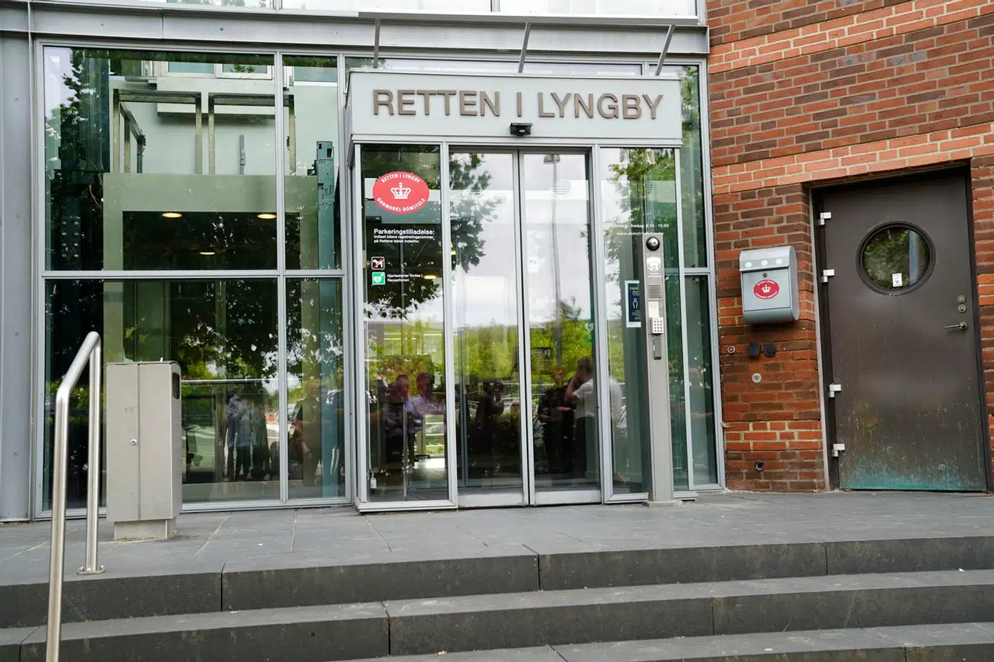 En anæstesisygeplejerske nu bortvist fra privathospitalet Capio i Hellerup er tiltalt for to tilfælde af blufærdighedskrænkelser og ét tilfælde af voldtægt ved andet seksuelt forhold end samleje mod to kvinder i narkose.