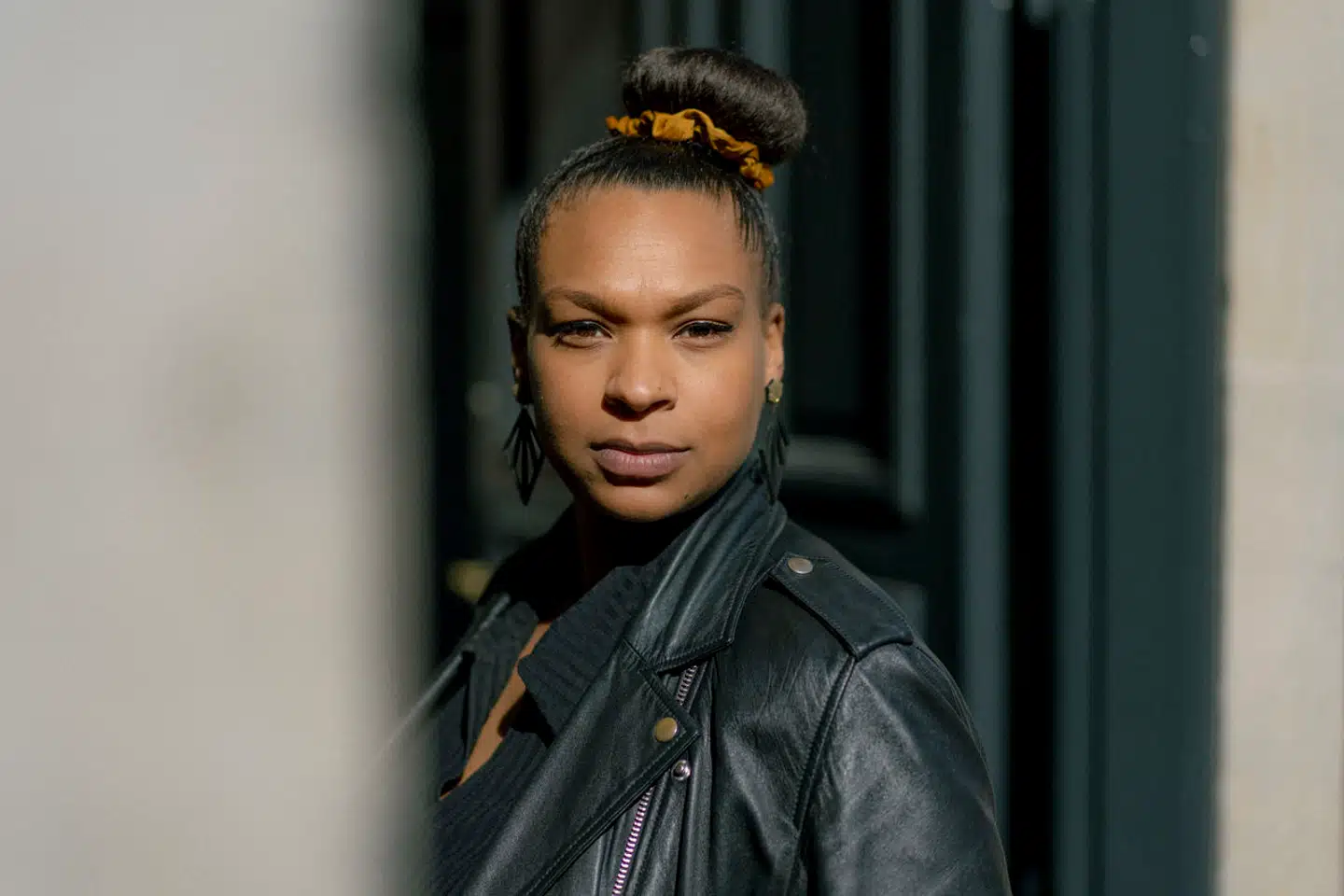 DR har »de facto en ambition om at behandle danskerne, som havde de fået det hvide snit,« mener Aminata Amanda Corr.