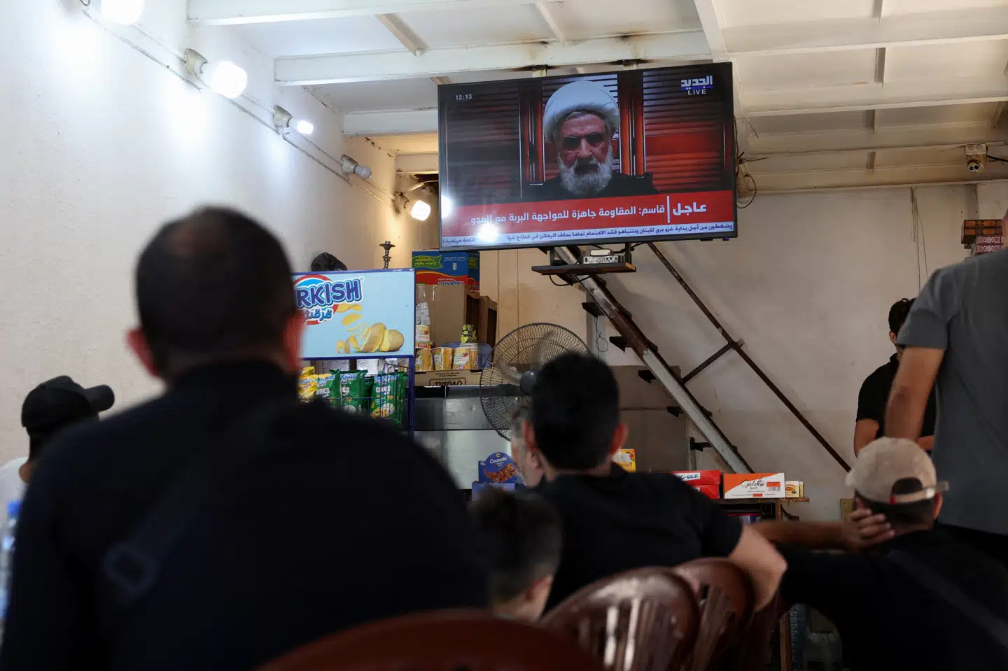 På en café i Beirut overværer gæsterne den næstkommanderende i Hizbollah-bevægelsen, Naim Qassem, holde tale efter drabet på den tidligere leder Hassan Nasrallah fredag.